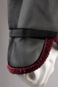 ausgestellte Fliegenmaske