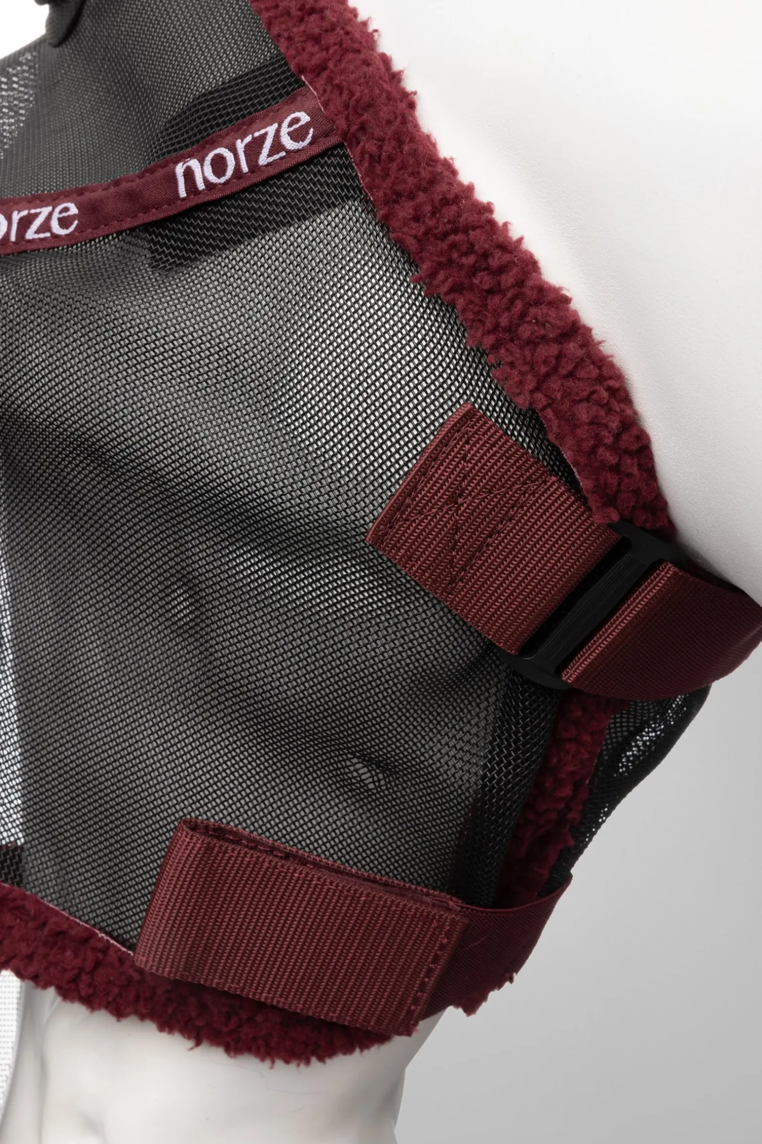 ausgestellte Fliegenmaske