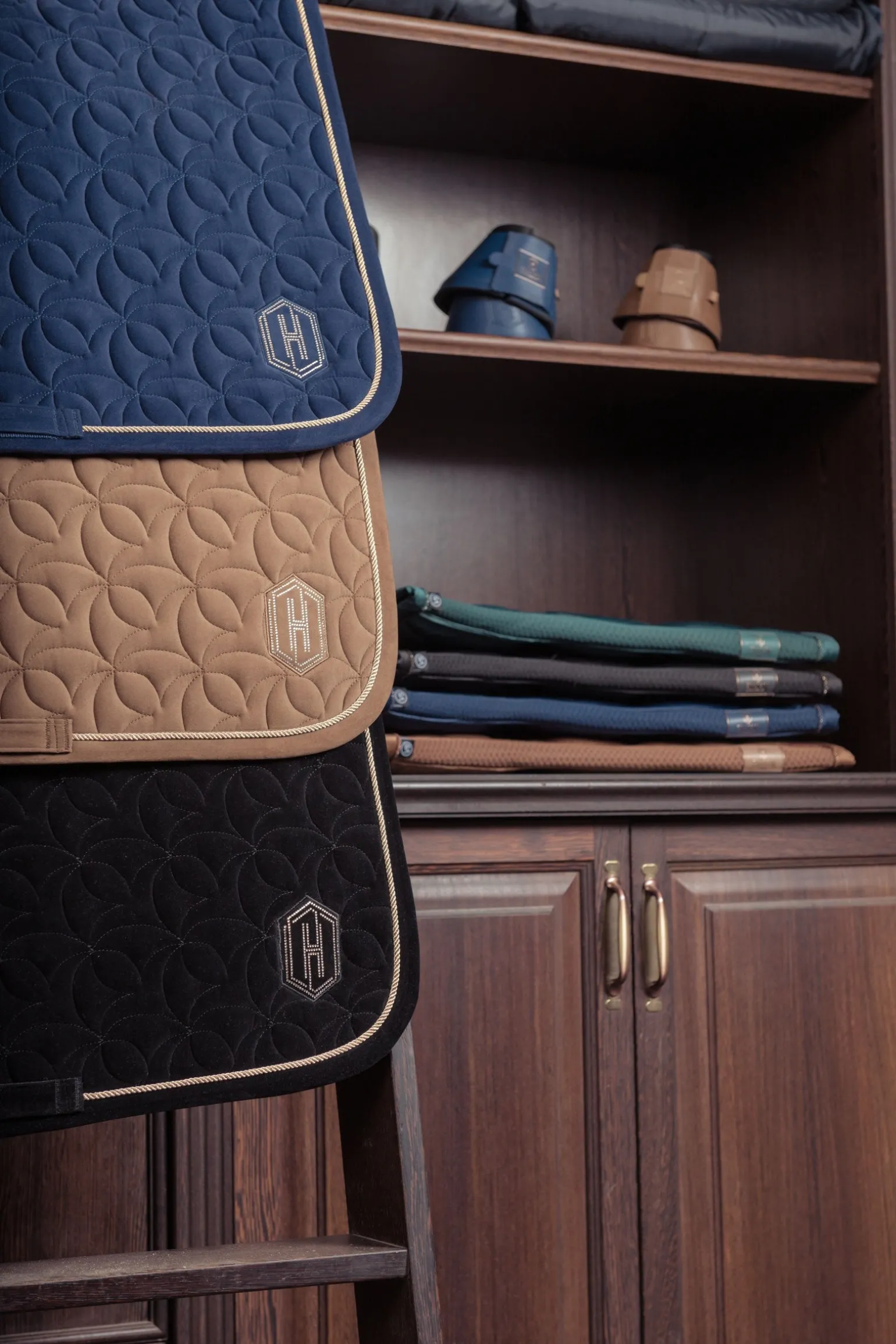 Heritage AW24 Velour Emblem Dressurschabracke