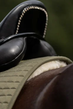 Lammfell-Satteldecke mit Innentaschen