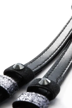 Sporenriemen aus grauem Leder - mit Strasssteinen